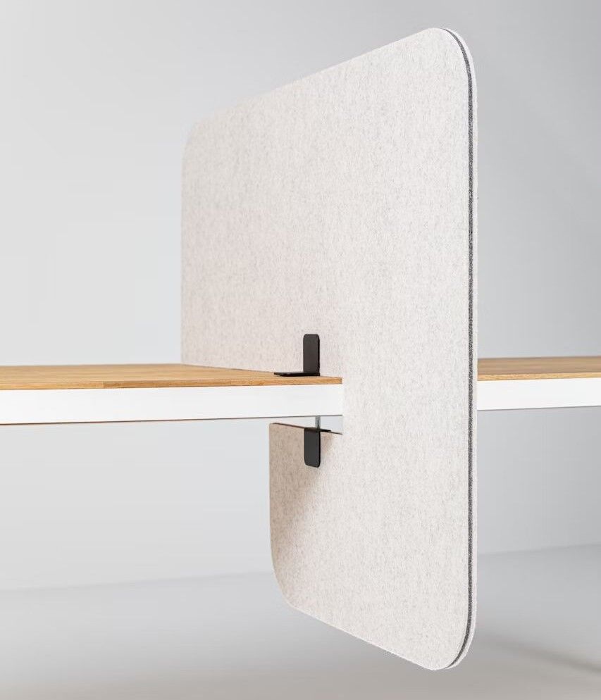 Schreibtisch-Trennwand aus Filz an einem Holztisch befestigt, bietet akustische und visuelle Privatsphäre im Büro.
