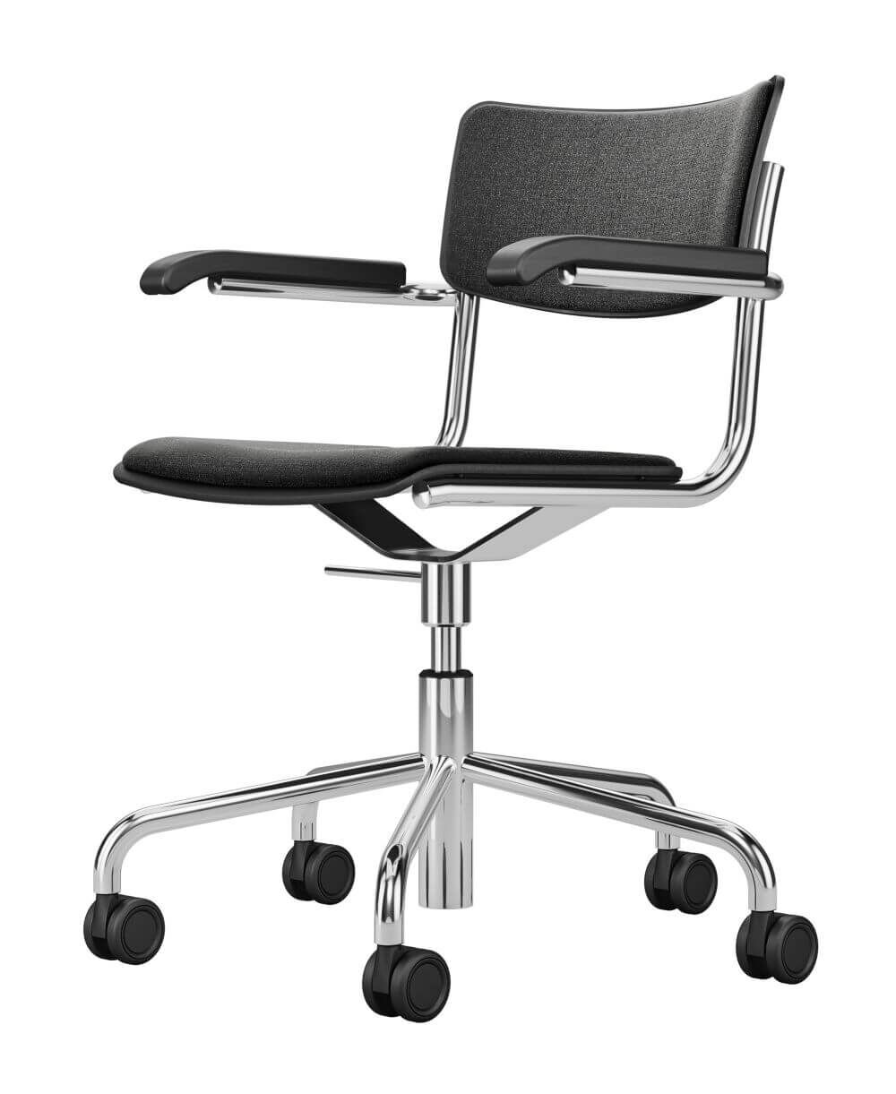 Moderner ergonomischer Bürostuhl mit schwarzem Sitz und Rückenlehne, verchromtem Gestell und Rollen.