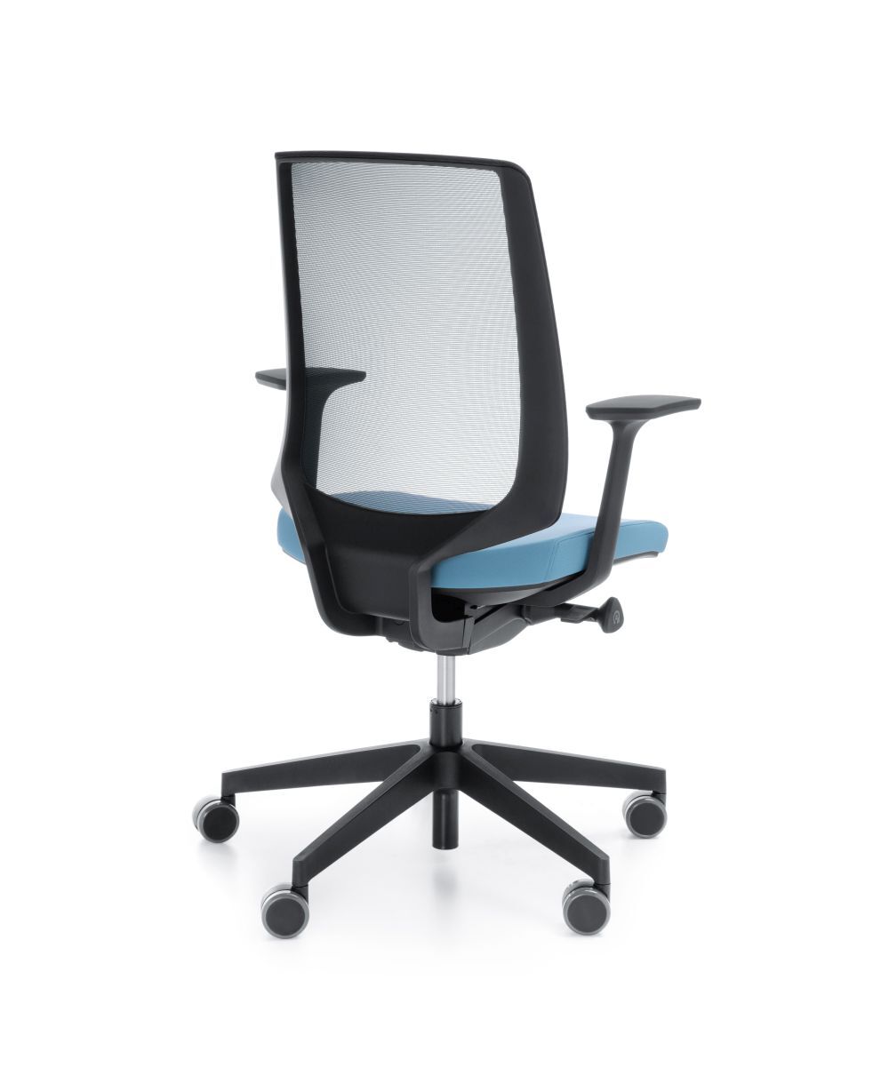 Ergonomischer Bürostuhl mit Netzrückenlehne und blauer Sitzfläche, auf Rollen und mit Armlehnen ausgestattet.