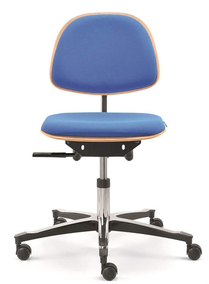 Ergonomischer Bürostuhl mit blauer Polsterung und verstellbarem Sitz auf rollbarem Fußkreuz, ideal für dynamisches Sitzen.
