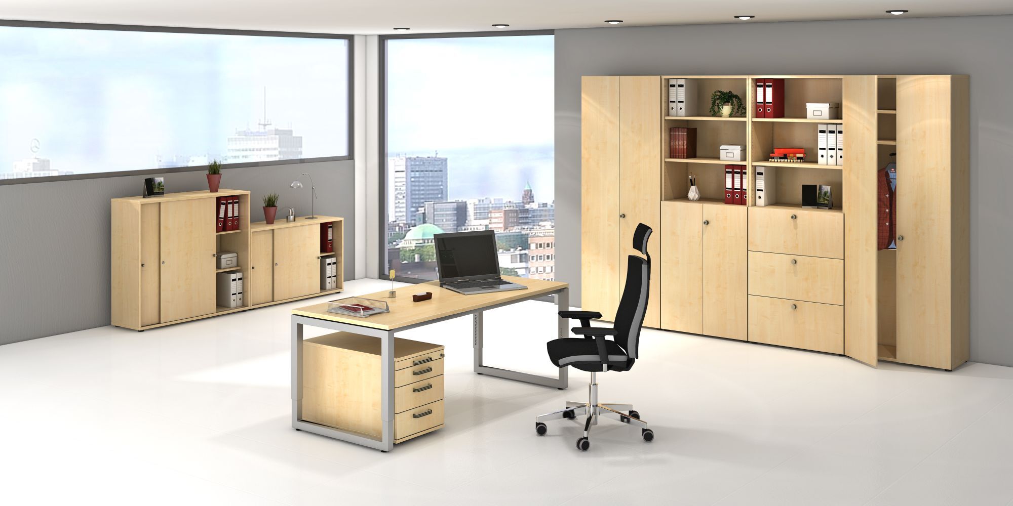 Modernes Büro mit ergonomischem Stuhl, Holzschreibtisch und Schränken vor einer großen Fensterfront.