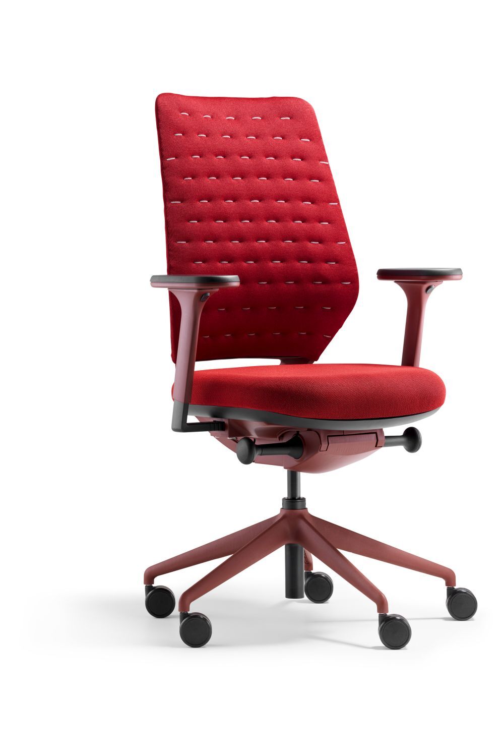 Ergonomischer roter Bürostuhl mit verstellbaren Armlehnen auf Rollen, ideal für dynamisches Sitzen im Büro.