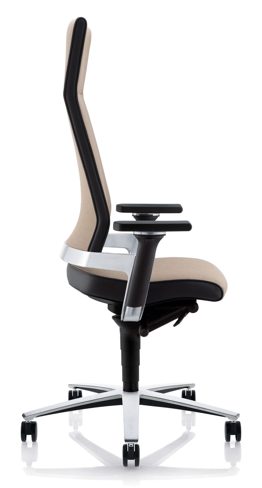 Seitliche Ansicht eines ergonomischen Bürostuhls mit hohem Rücken, verstellbaren Armlehnen und drehbarem Fuß.