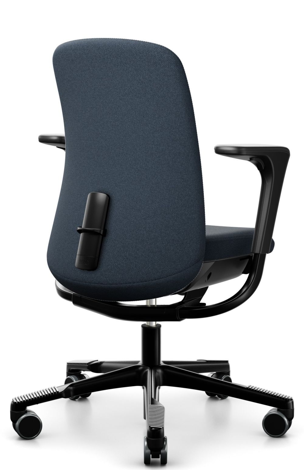 Rückansicht eines ergonomischen Bürostuhls mit blauer Polsterung und verstellbarer Rückenlehne auf Rollen.