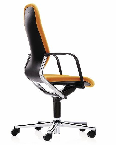 Ergonomischer Bürostuhl, gelbes Polster, schwarze Rückenlehne, verchromtes Gestell, seitliche Ansicht, ideal für bewegtes Sitzen.