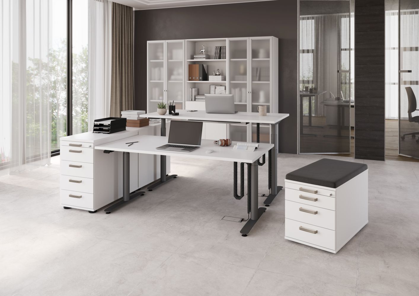 Modernes Büro mit höhenverstellbaren Schreibtischen, ergonomischen Elementen und eleganter Einrichtung für dynamisches Arbeiten.