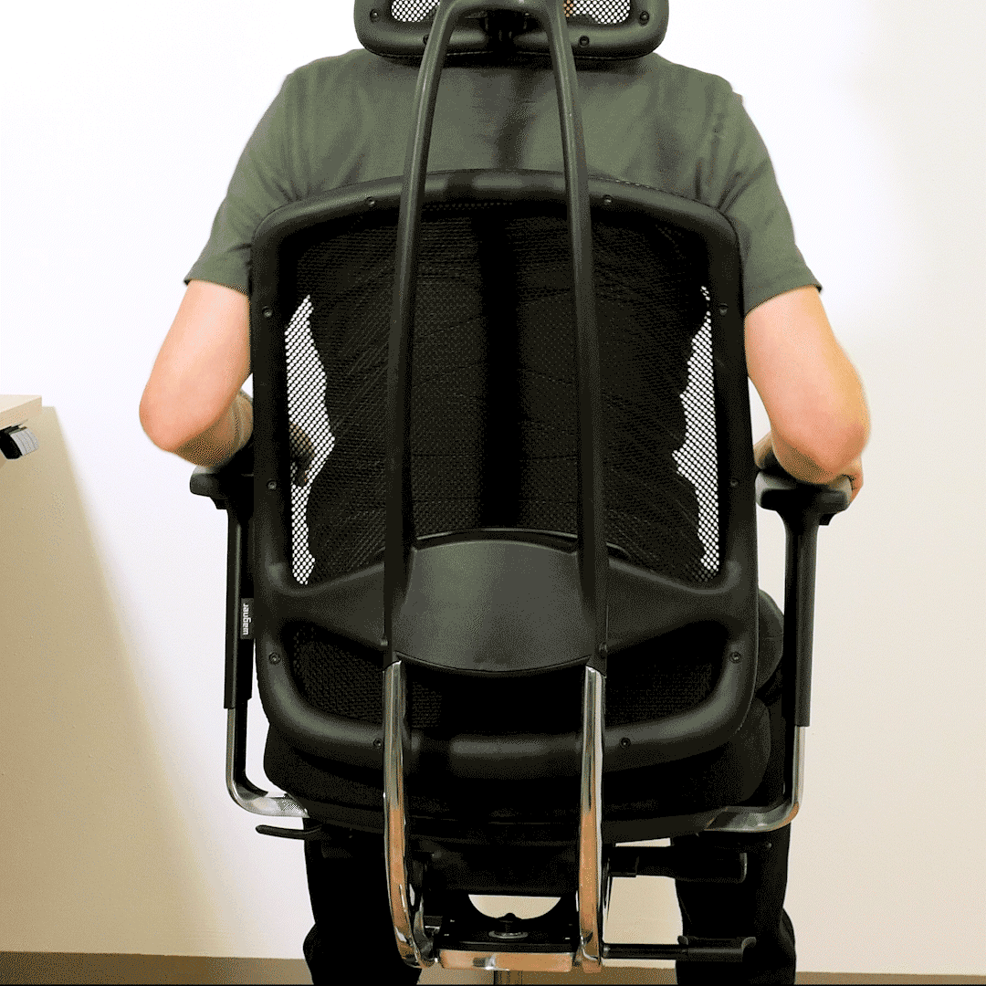 Mann sitzt auf Wagner AluMedic mit Dondola und bewegt sich