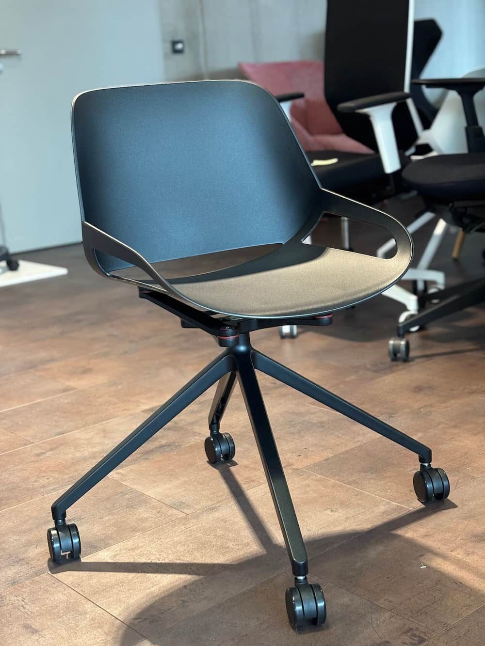 Aeris Numo, Fußkreuz mit Rollen, Sitz schwarz,