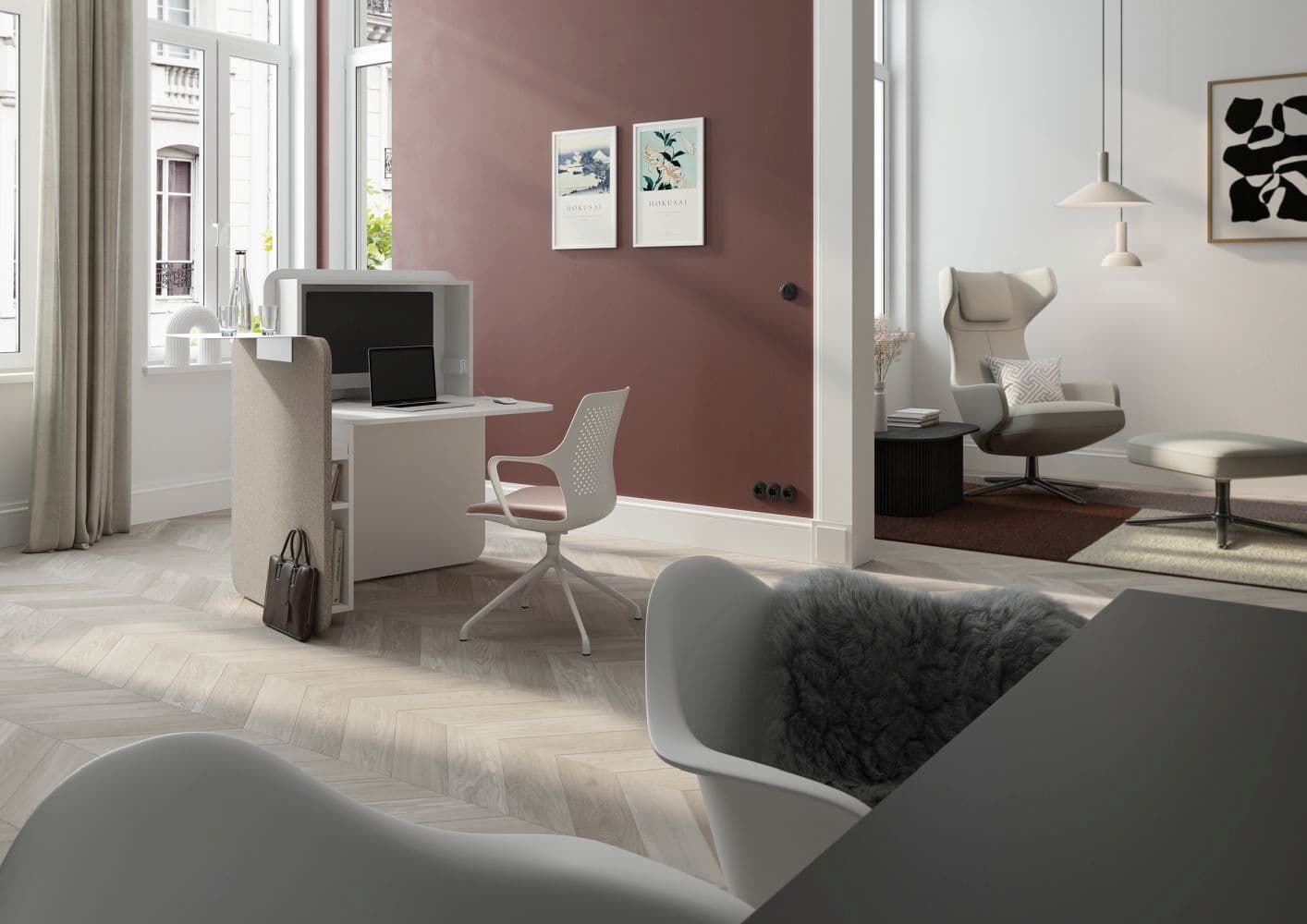 Moderner Arbeitsplatz mit ergonomischem Bürostuhl, Schreibtisch und Laptop in stilvoll eingerichtetem Raum.