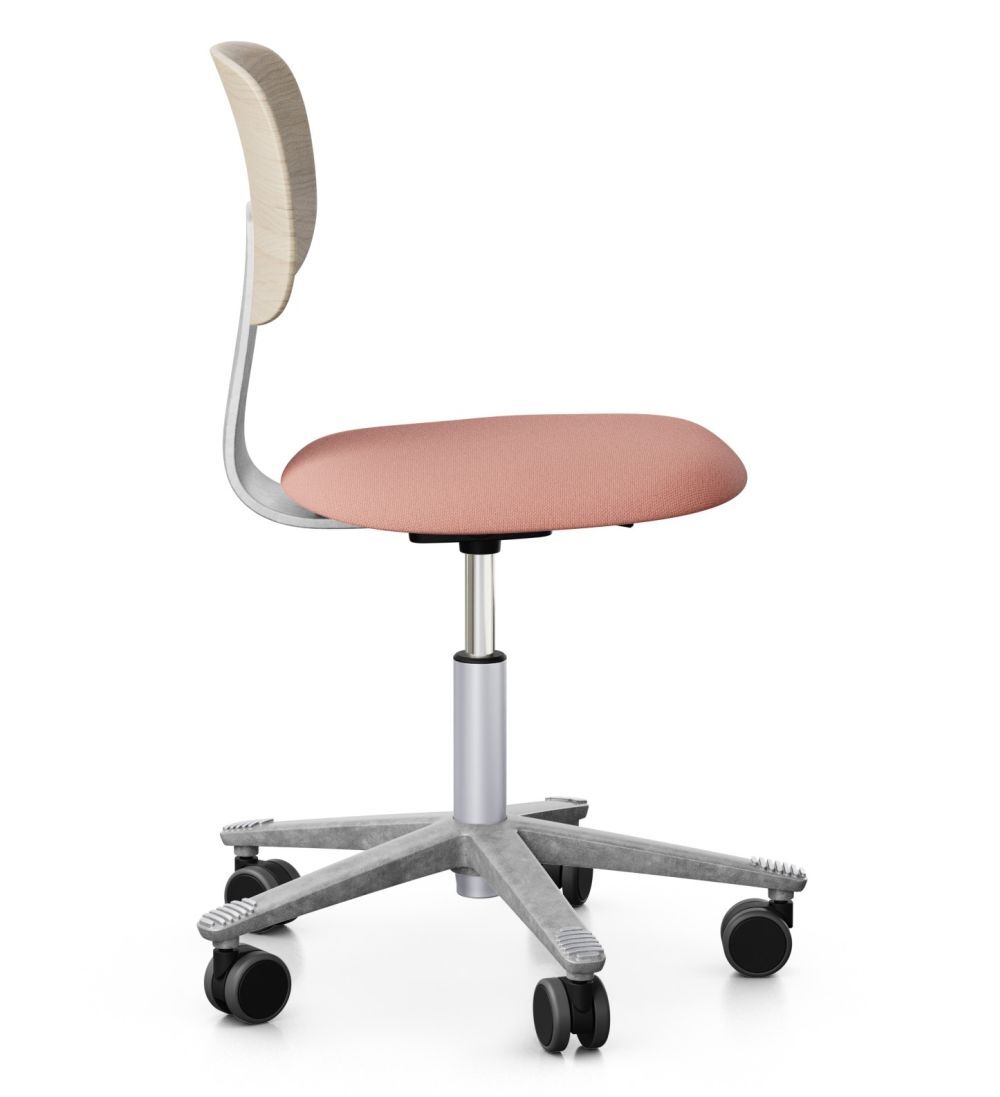 Ergonomischer Bürostuhl mit rosafarbenem Sitz, Holzrückenlehne und verstellbarem, grauem Rollfußgestell.