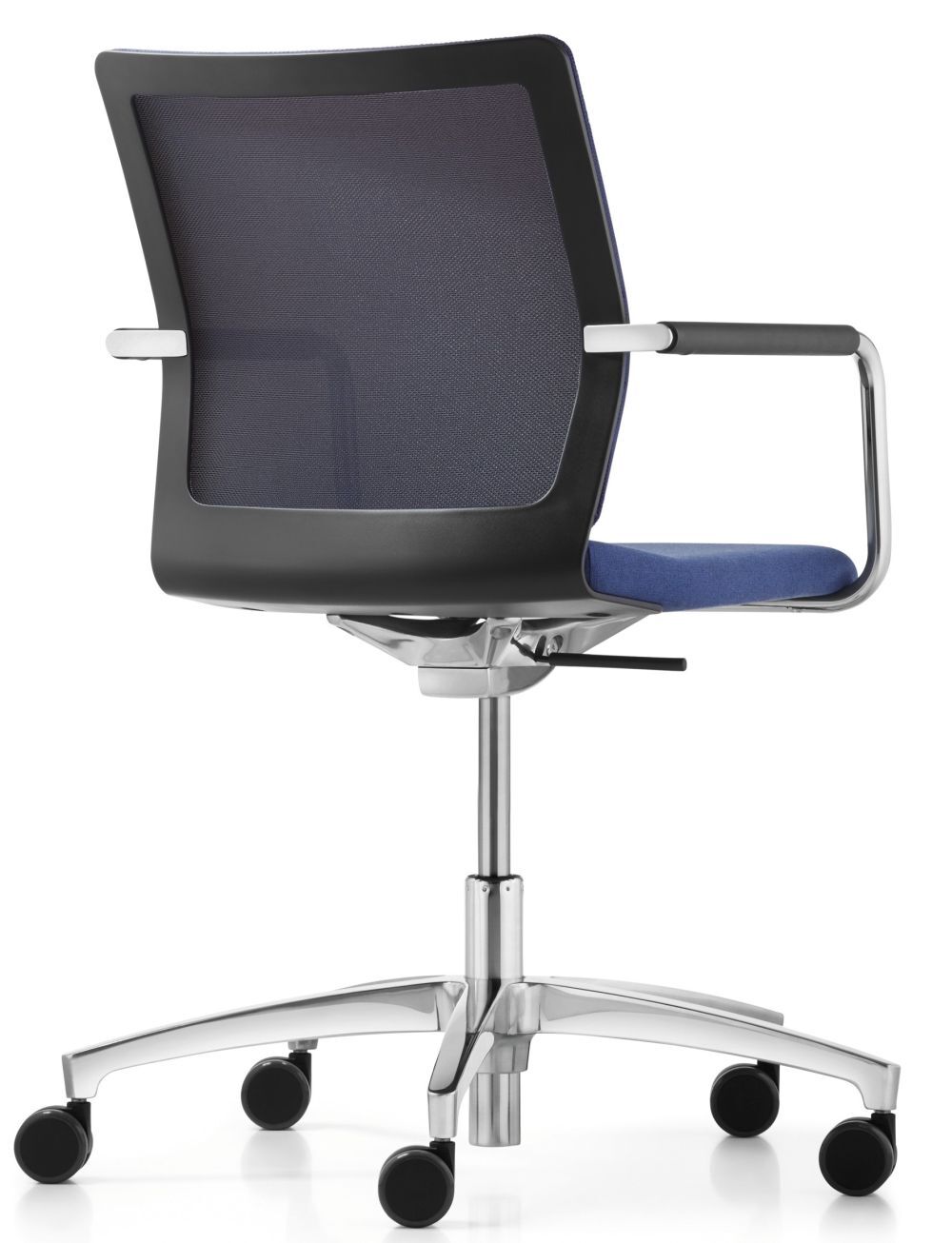 Ergonomischer Bürostuhl mit Netzrückenlehne, verchromtem Gestell und blauer Sitzfläche auf Rollen, von hinten gesehen.