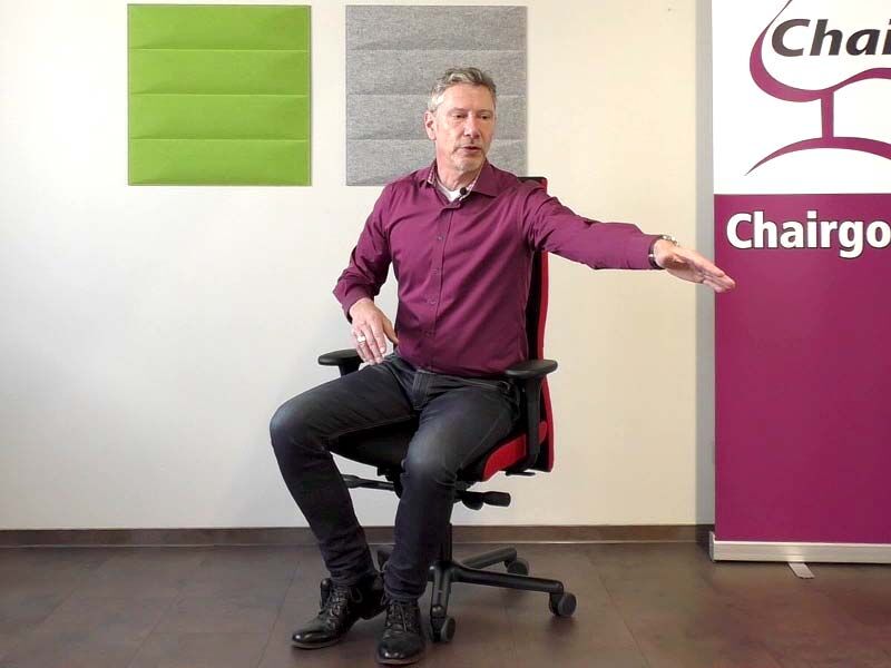 Götz Reichel zeigt Bewegung auf Bürostuhl mit ERGO TOP Götz Reichel zeigt Bewegung auf Bürostuhl mit ERGO TOP