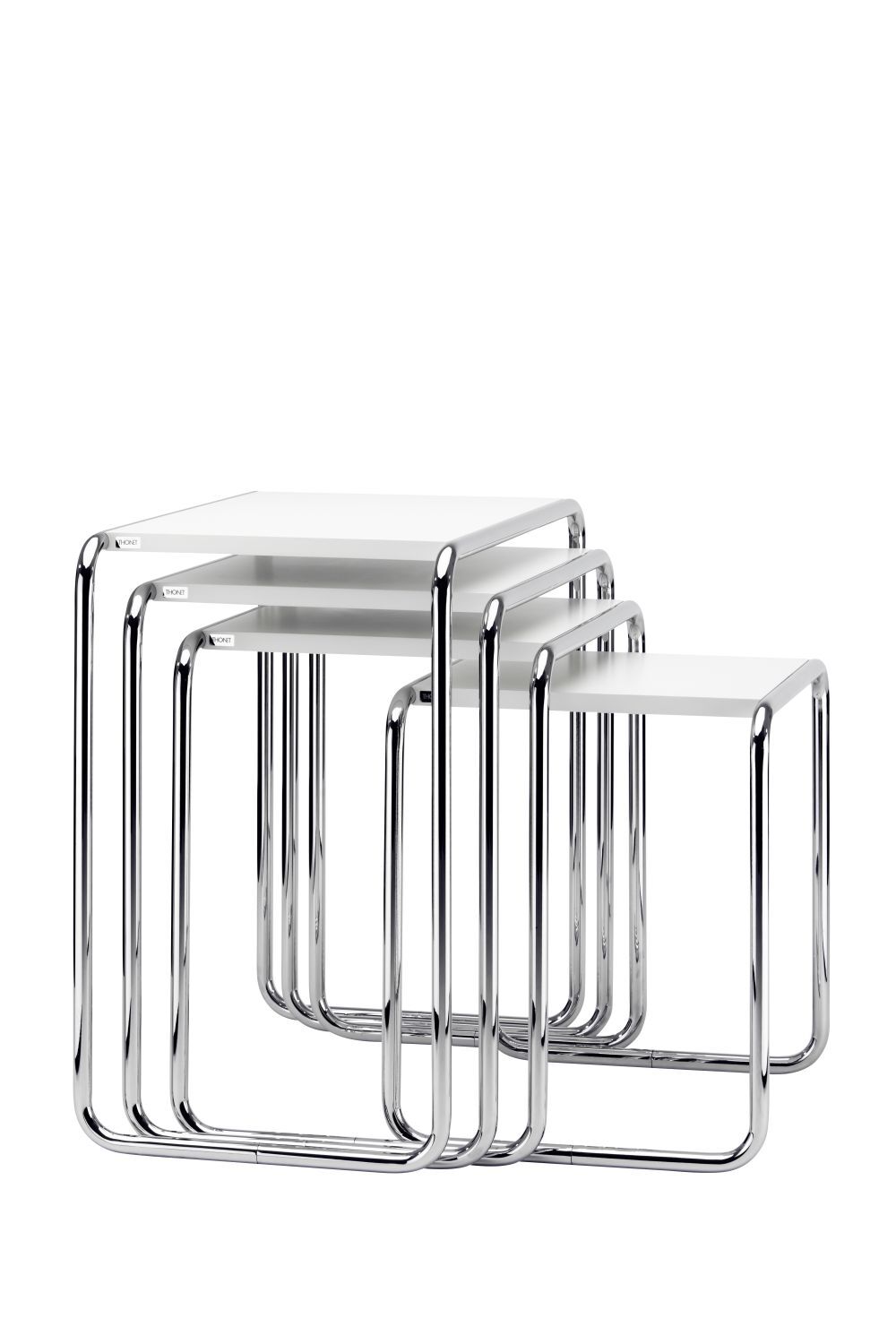 Drei ineinander stapelbare, minimalistische Tische mit weißen Platten und verchromten Gestellen.