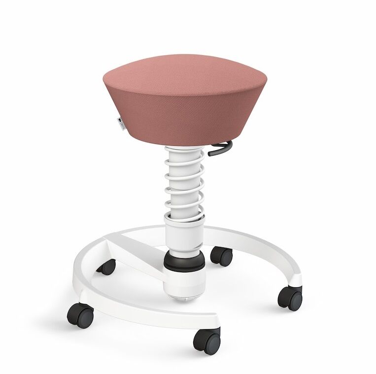 Ergonomischer Hocker mit rosa Polster, Federmechanismus und weißen Rollen, für aktives und dynamisches Sitzen entworfen.