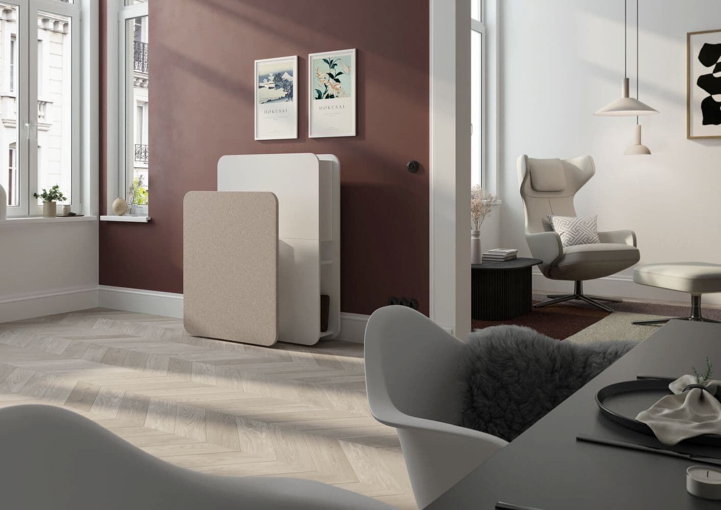 Modernes Wohnzimmer mit ergonomischem Stuhl, stilvollen Möbeln und großen Fenstern für helles, natürliches Licht.