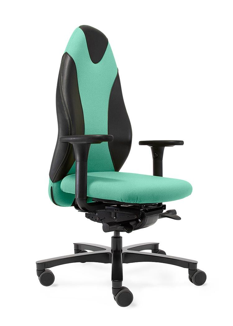 Ergonomischer Bürostuhl mit schwarzem Rahmen und türkisfarbenem Polster, höhenverstellbare Armlehnen, auf Rollen.