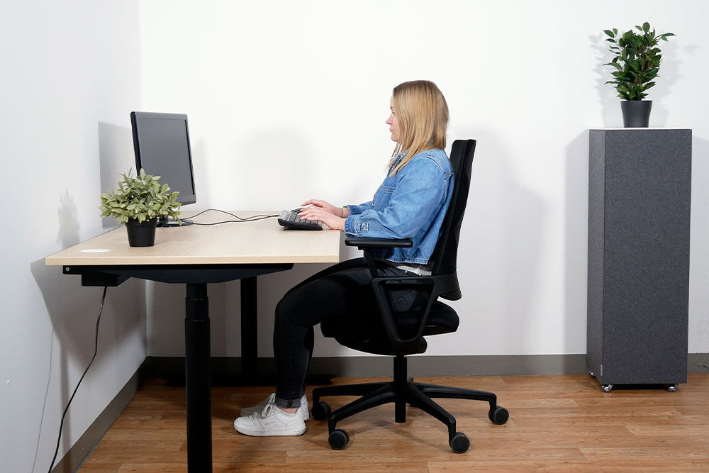 Kleine Frau sitzt auf dem Klöber Connex2 Bürostuhl
