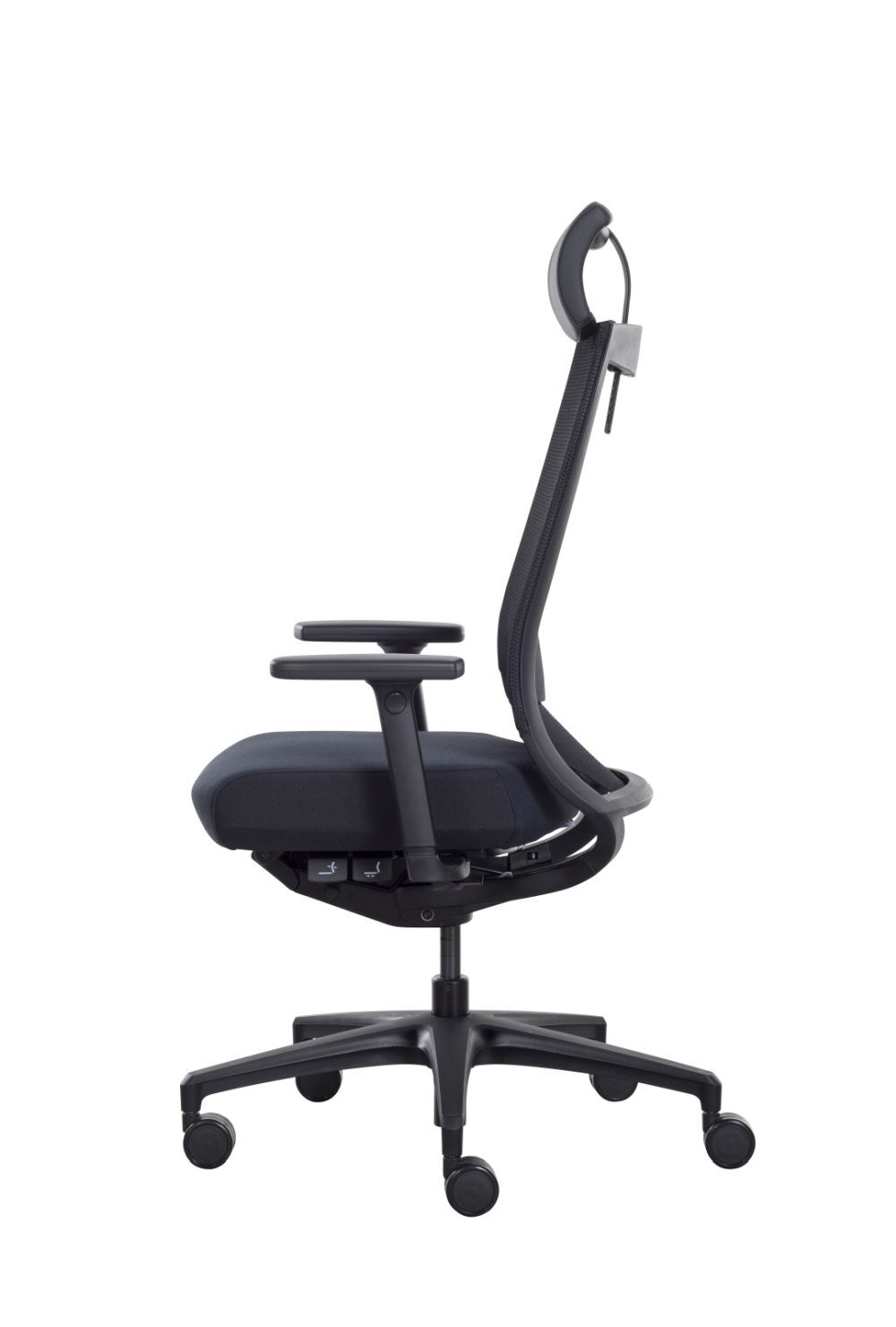 Ergonomischer Bürostuhl mit schwarzer Polsterung, verstellbaren Armlehnen und hoher Rückenlehne, seitliche Ansicht.