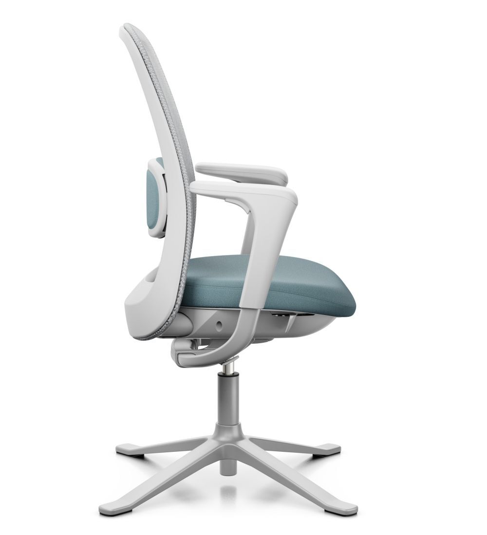 Seitenansicht eines ergonomischen Bürostuhls mit grauem Rahmen und blauer Polsterung, angepasst für dynamisches Sitzen.