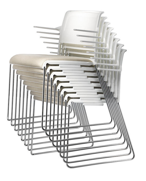 Stapelbare weiße Stühle mit metallischen Beinen in seitlicher Ansicht, betont modernes Design und Platzersparnis.