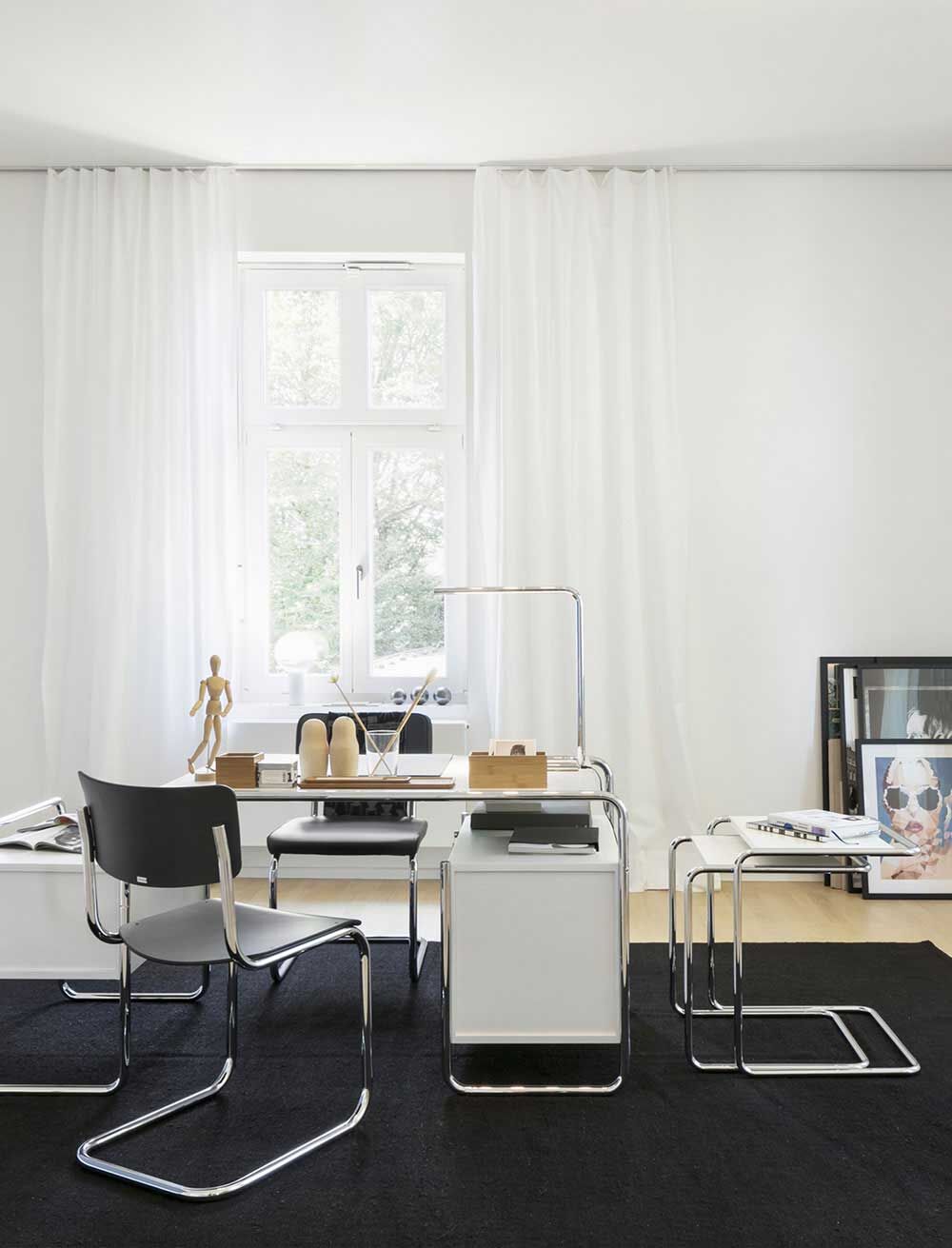 Thonet S 43 Freischwinger in Formholz schwarz gebeizt Express-Modell