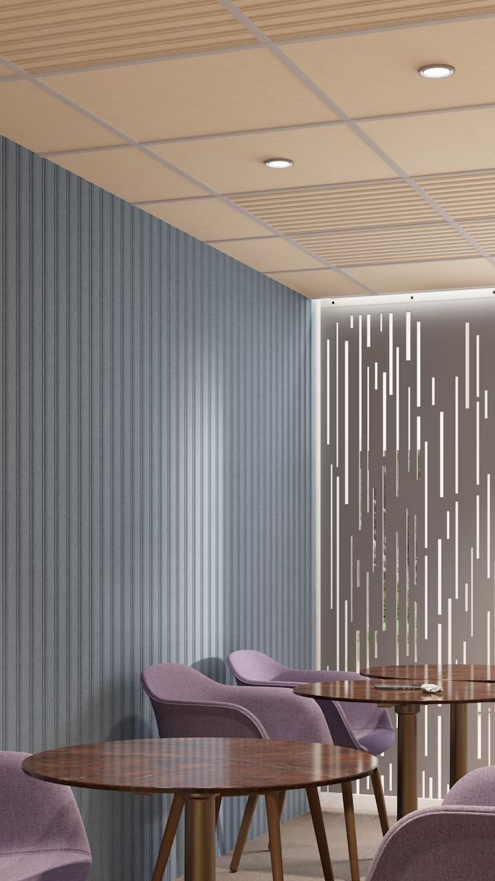 Moderne Büroeinrichtung mit lila Stühlen, Rundtischen und dekorativen Wandpaneelen für ergonomisches Arbeiten.