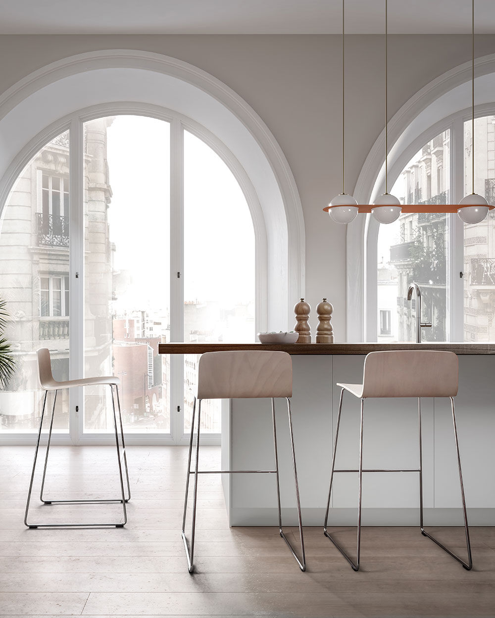 Moderne Küche mit hohen Fenstern und drei stilvollen Barhockern an einem Holz-Küchentresen.