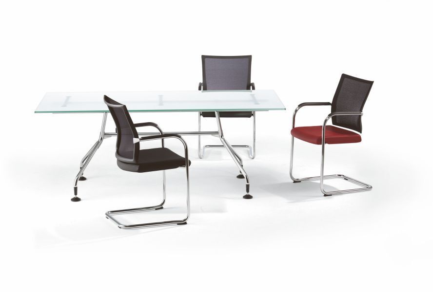 Moderner Glas-Konferenztisch mit drei stilvollen Freischwinger-Stühlen in Schwarz und Rot.