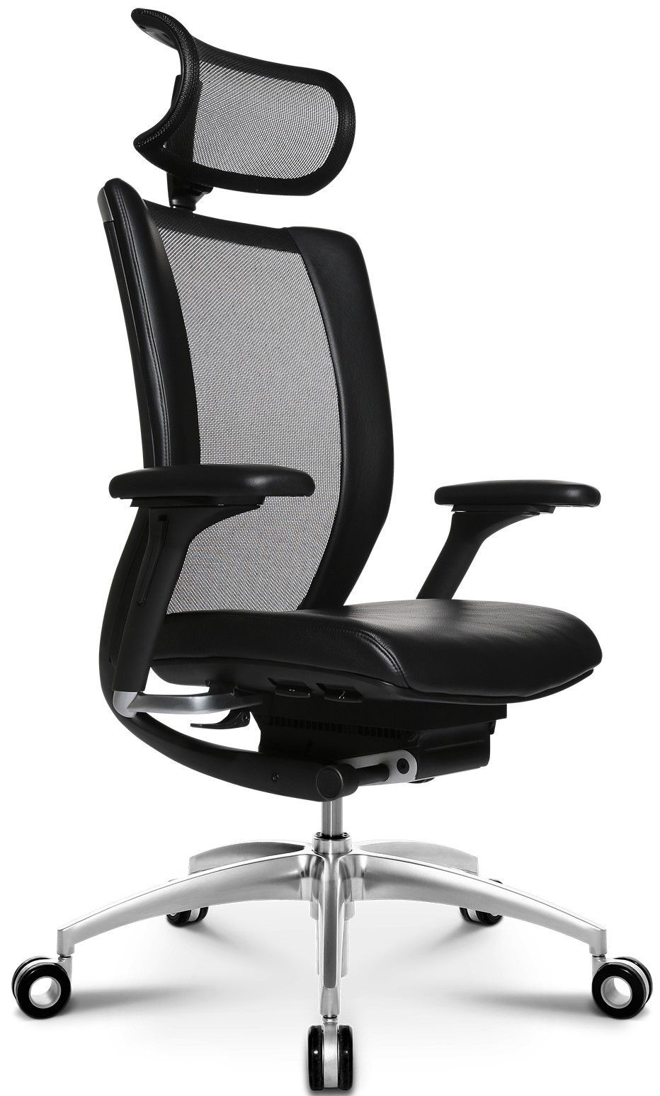 Ergonomischer Bürostuhl mit Netzrückenlehne, Kopfstütze und schwarzem Sitzpolster auf verchromtem Rollengestell.