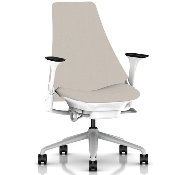 Ergonomischer Bürostuhl mit verstellbaren Armlehnen und heller Polsterung auf einem drehbaren Rollfuß.