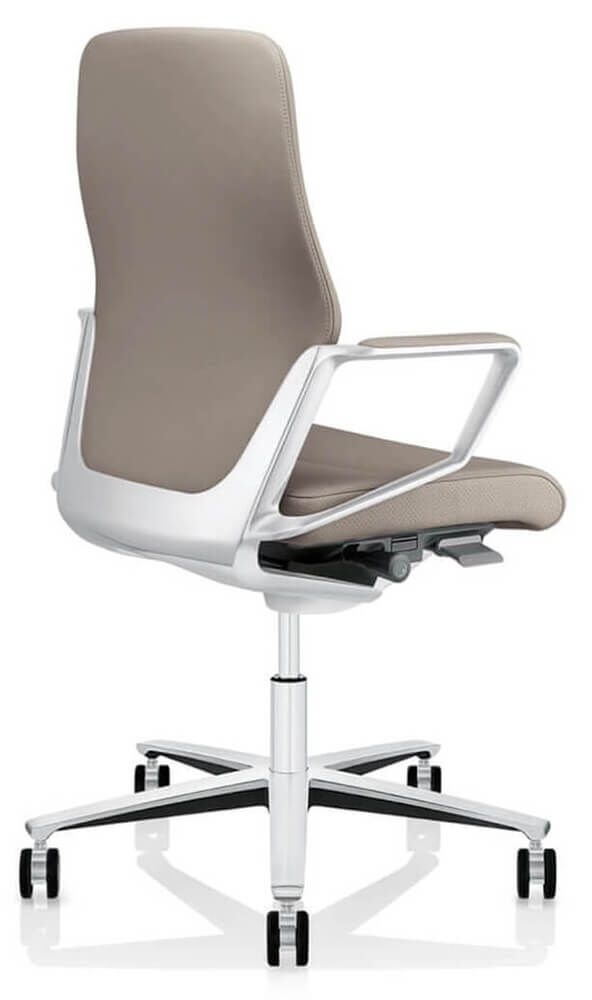 Ergonomischer Bürostuhl mit hohem Rückenteil, verstellbaren Armlehnen und verchromtem Drehfuß auf Rollen.