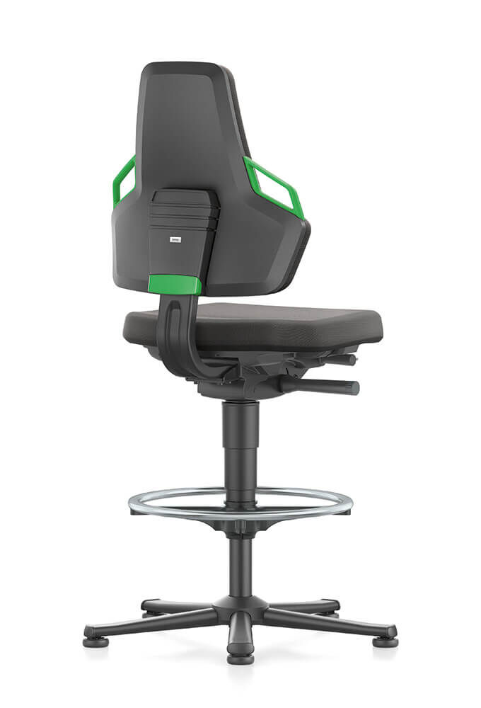 Rückansicht eines ergonomischen Bürostuhls mit schwarzen und grünen Akzenten, hoher Rückenlehne und Fußstütze.