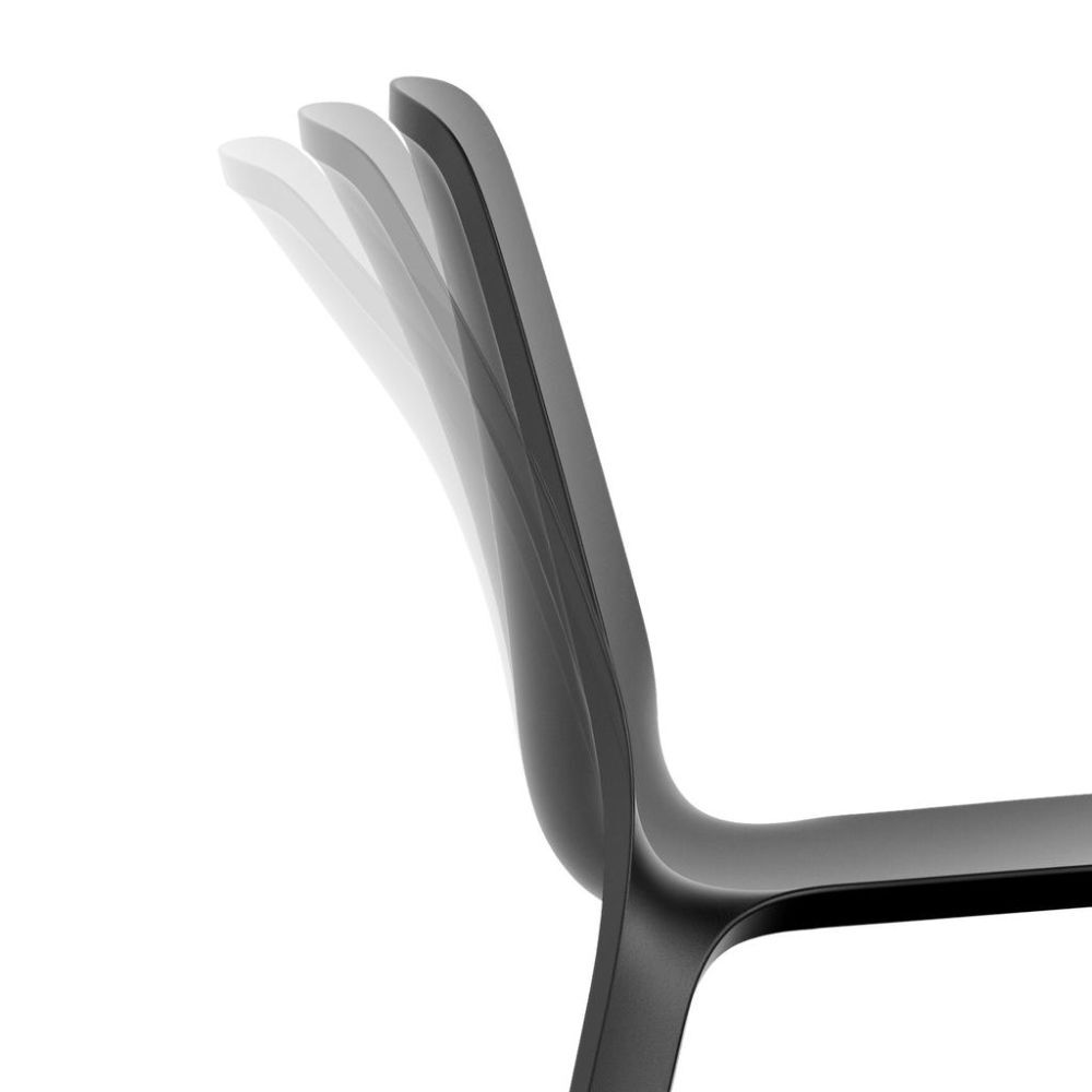 Ergonomische Stuhllehne mit verstellbarer Flexibilität, zeigt dynamische Bewegungsoptionen aus schwarzem Material.
