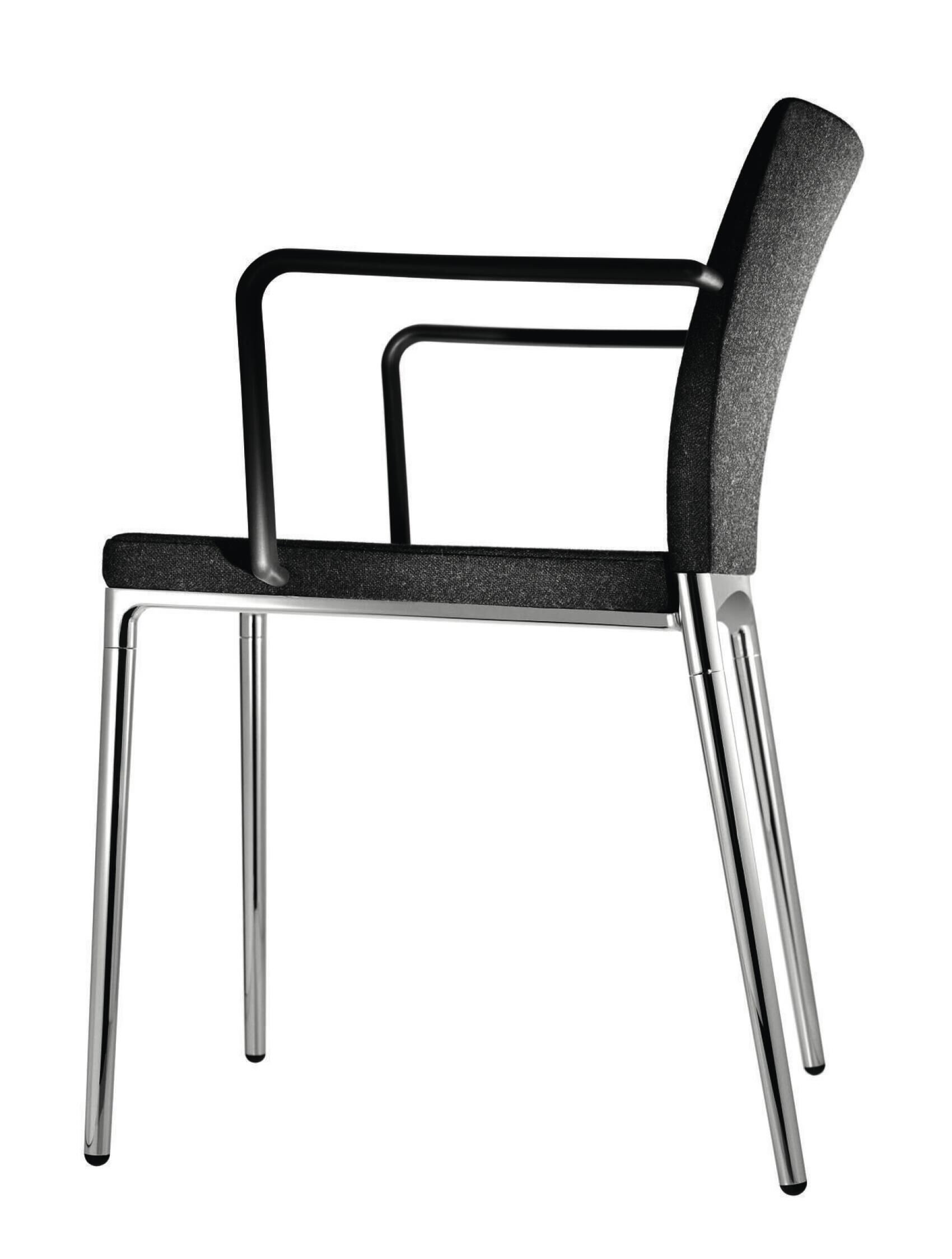 Moderner schwarzer Stuhl mit Metallbeinen und Armlehnen, ideal für ergonomische Büros.