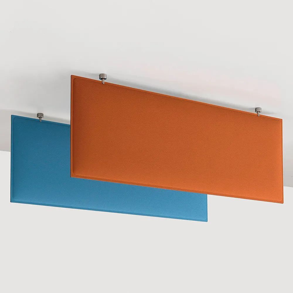 Zwei rechteckige, farbige Akustikpaneele, orange und blau, an der Decke montiert für Schallabsorption.