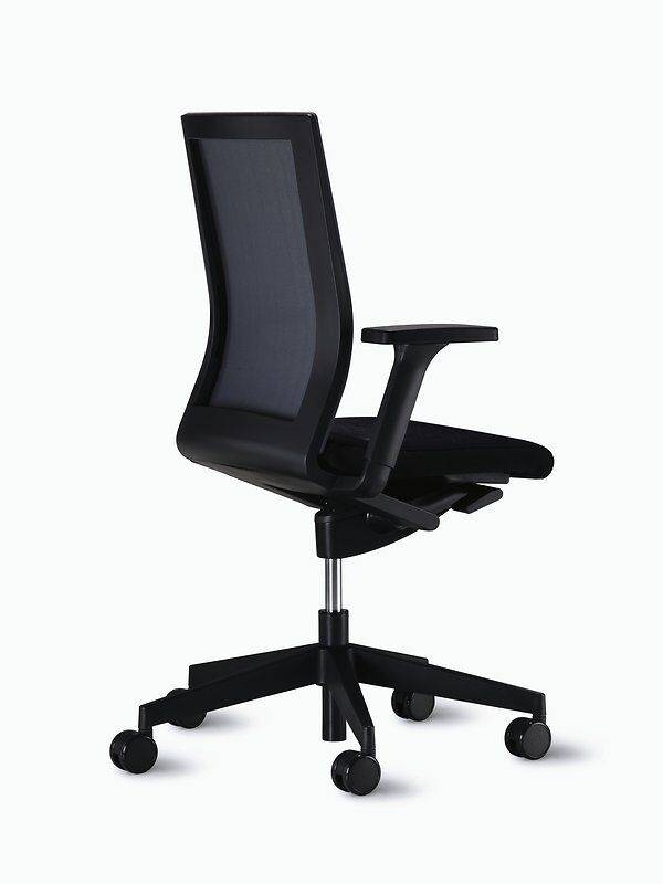 Moderner ergonomischer Bürostuhl mit Netzrückenlehne und verstellbaren Armlehnen auf Rollen.
