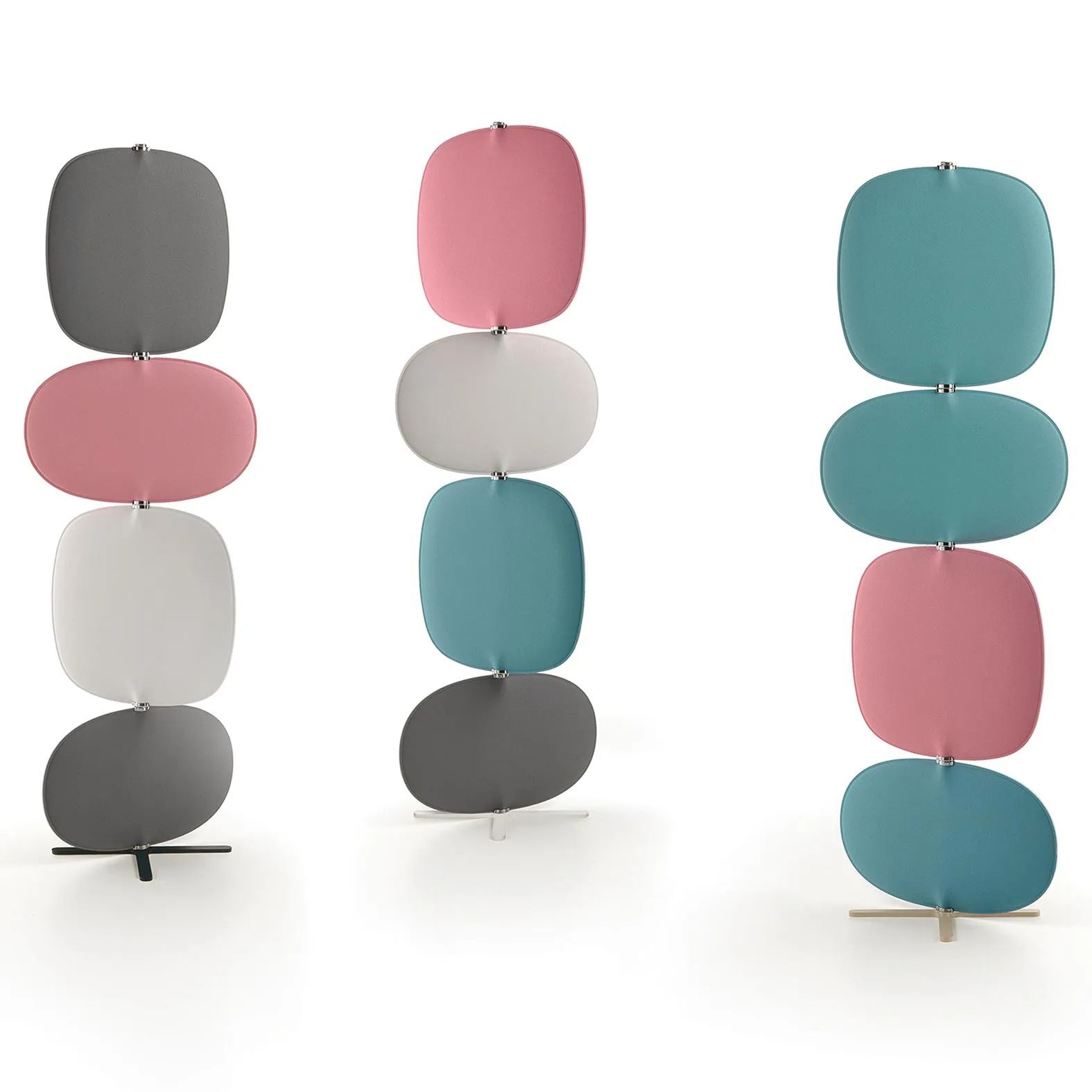 Drei bunte, frei stehende Trennwände mit abgerundeten Formen in Grau, Rosa und Blau.