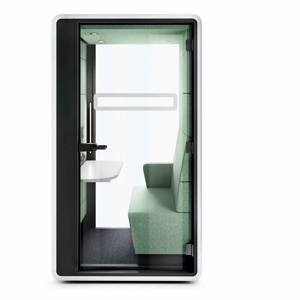 Geschlossene Telefonkabine mit grüner Polsterbank und kleiner Arbeitsplatte, ideal für fokussiertes Arbeiten.