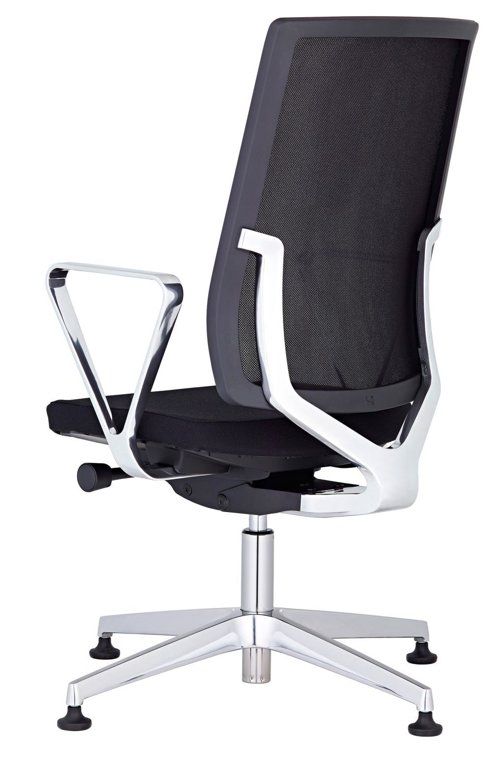 Hochwertiger ergonomischer Bürostuhl mit Netzrückenlehne und verchromtem Rahmen, von hinten gesehen.