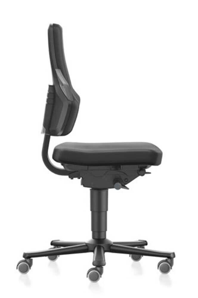 Ergonomischer Bürostuhl mit verstellbarer Rückenlehne und Polstersitz auf Rollen, seitliche Profilansicht.