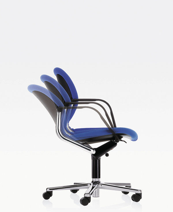 Ergonomischer Bürostuhl in Blau mit flexibler Rückenlehne, die dynamisches Sitzen ermöglicht.