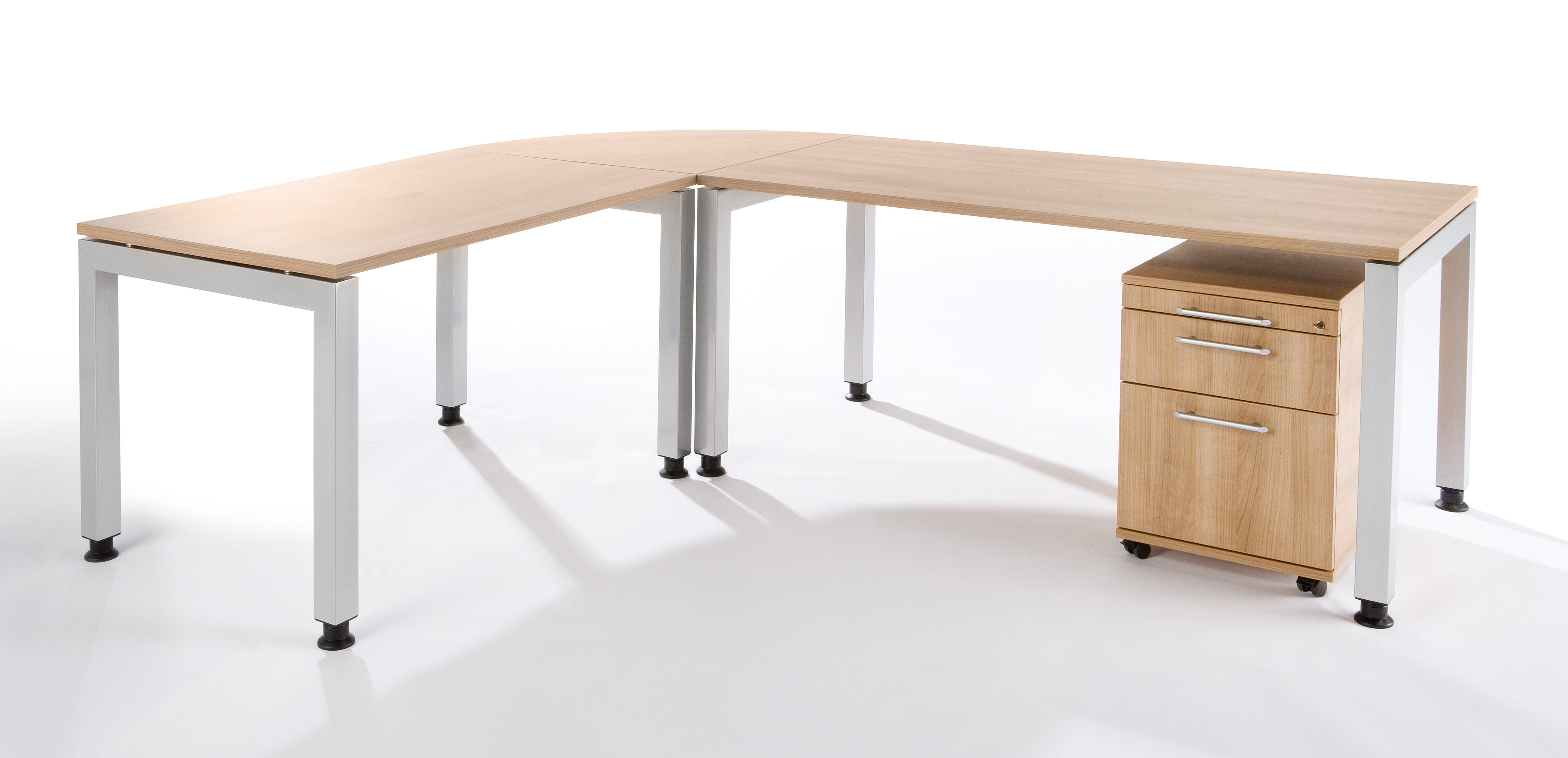 Eckschreibtisch in Holzoptik mit Metallbeinen und integriertem Schubladenschrank auf weißem Hintergrund.