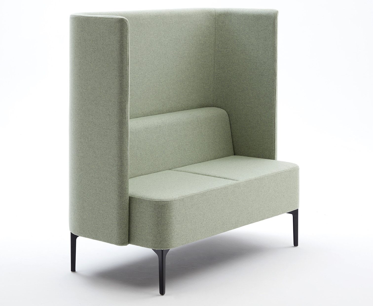 Modernes, hellgrünes Sofa mit hoher Rückenlehne und Seitenteilen, ideal für ergonomisches und privates Sitzen.