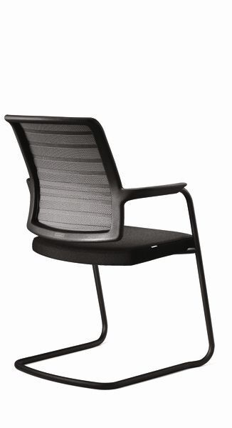 Moderner schwarzer Besucherstuhl mit ergonomischem Design und Netzrückenlehne, ideal für ein dynamisches Sitzen.