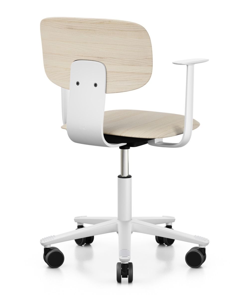 Ergonomischer Bürostuhl mit hellem Holzrücken und Sitz, weißen Armlehnen und Rollen für dynamisches Sitzen.