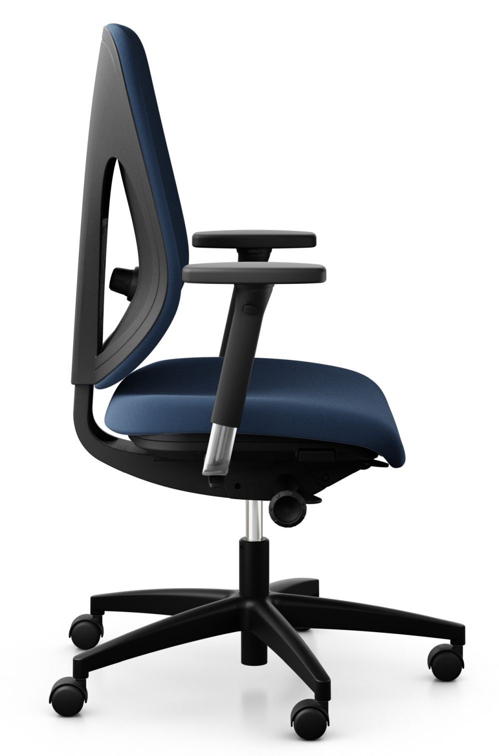 Seitliche Ansicht eines ergonomischen Bürostuhls mit blauer Polsterung und verstellbaren Armlehnen auf Rollenbasis.