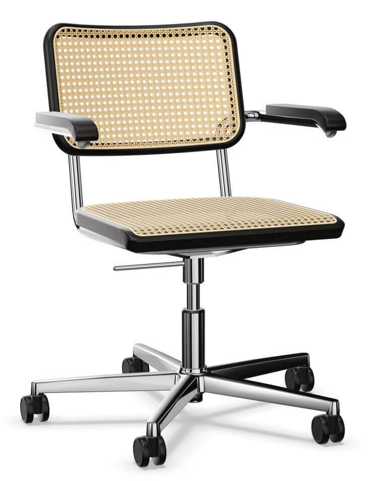 Ergonomischer Bürostuhl mit Rattansitz und Rückenlehne, Armlehnen und verstellbarem Drehgestell auf Rollen.