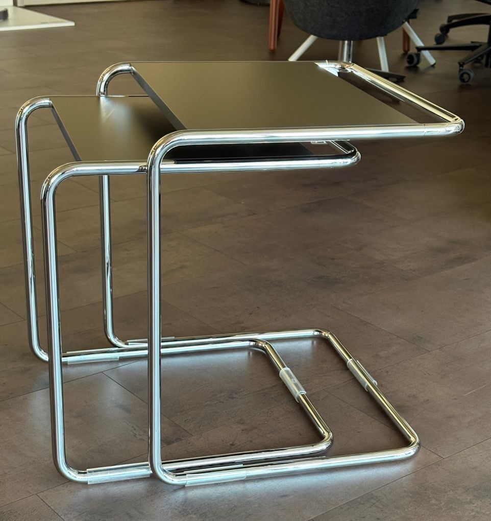 Modernes verchromtes Beistelltisch-Set mit zwei Tischen, ideal für stilvolle Büros und Wohnräume.