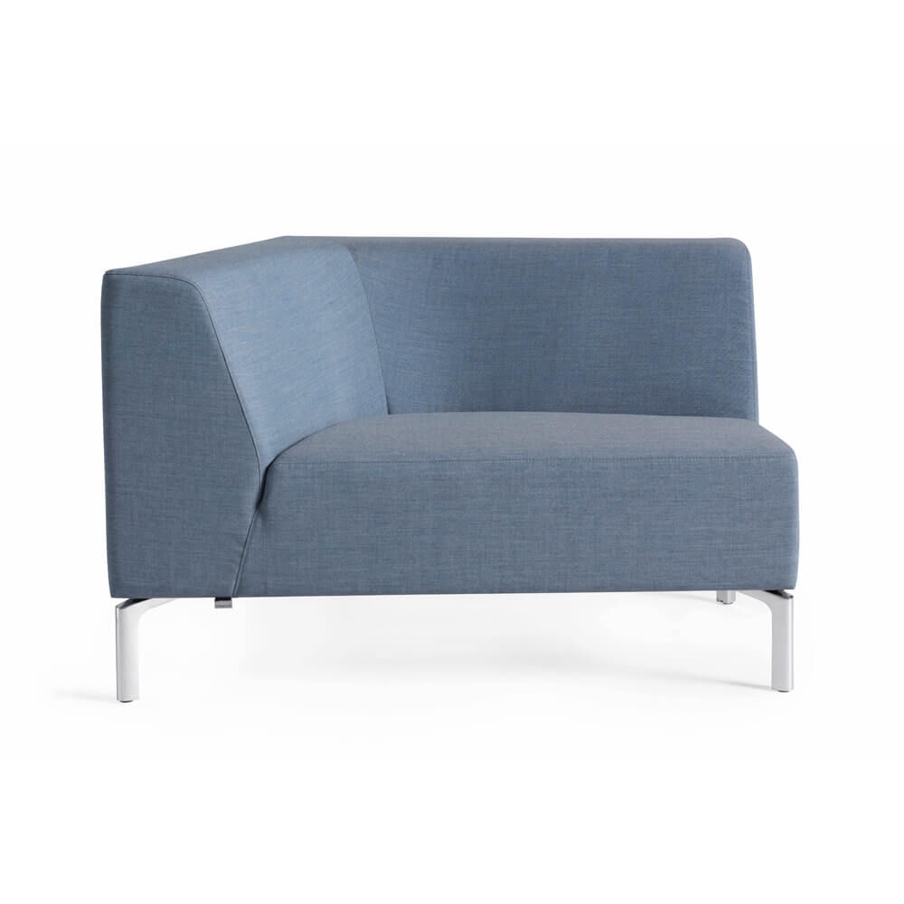 Modernes blaues Ecksofa mit rechteckigen Kissen und silbernen Metallbeinen auf weißem Hintergrund.