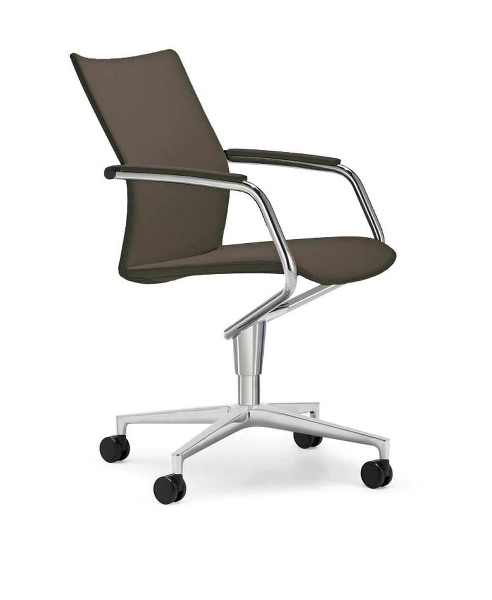 Ergonomischer Bürostuhl mit braunem Polster, verchromtem Gestell und Rollen für dynamisches Sitzen im Büro.